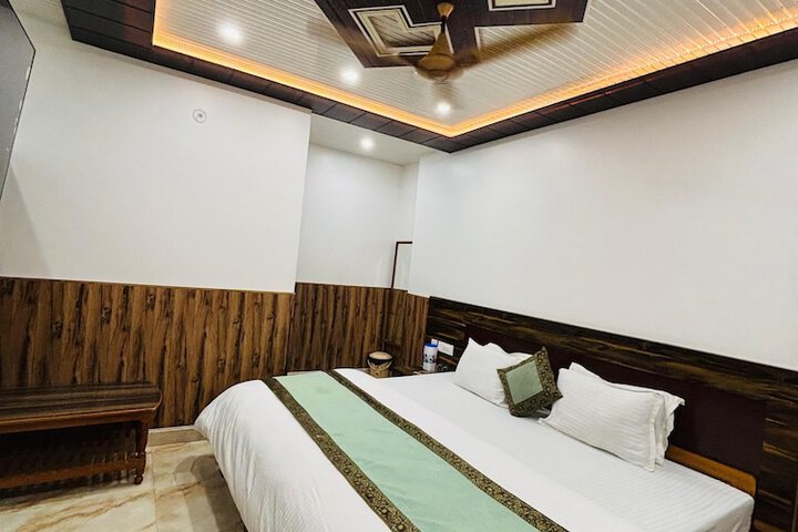 Room 6 of 28