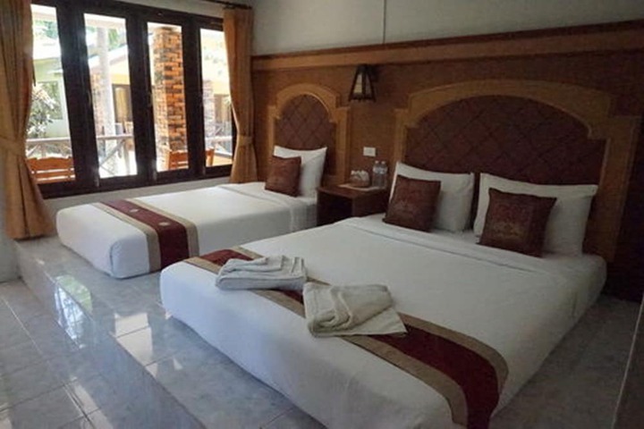 Room 6 of 80