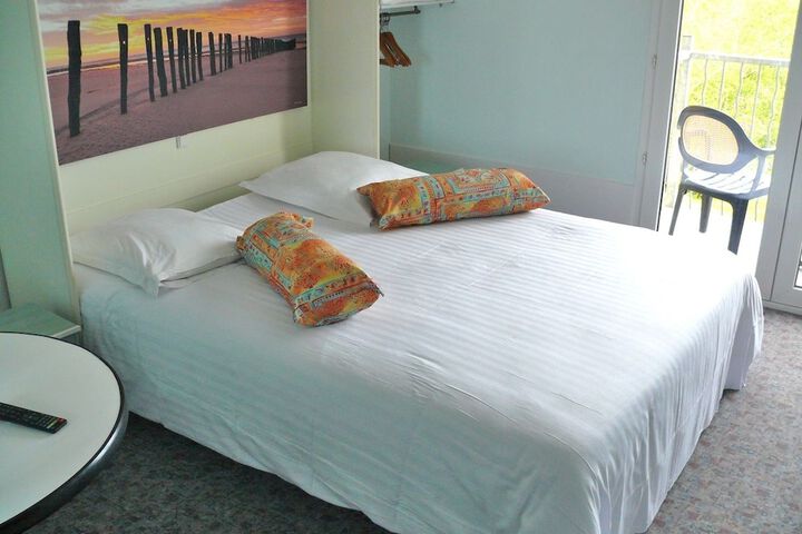 Room 6 of 100