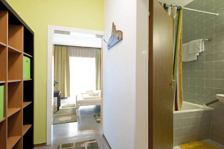Room 6 of 76