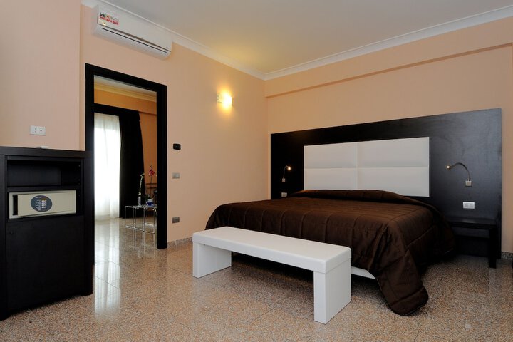 Room 4 of 23