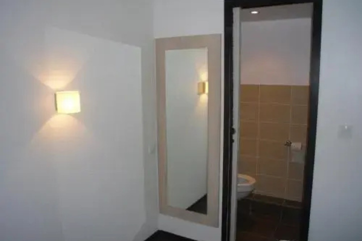 Room 10 of 16