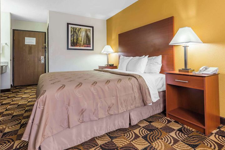 1 King Bed (3 of 4)