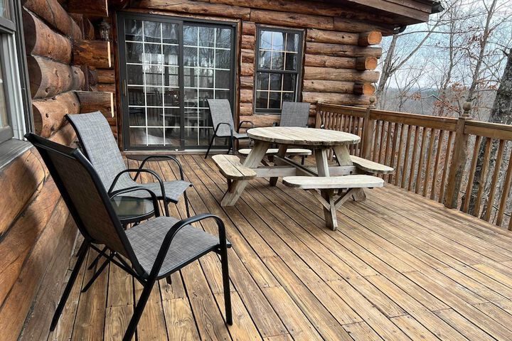 Secluded Cabin w / Spacious Kitchen & Dining Area!