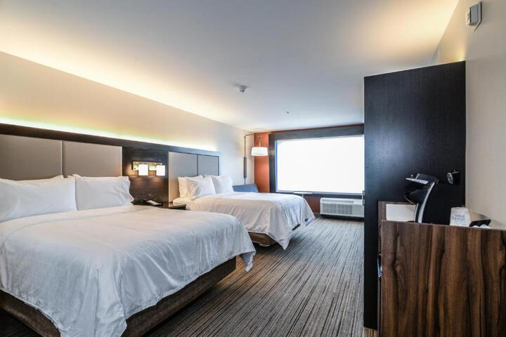 2 Queen Beds (2 of 7)