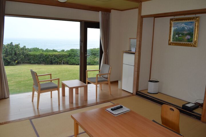 Room 5 of 11