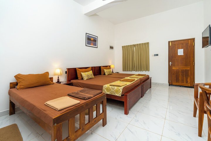 Room 6 of 33