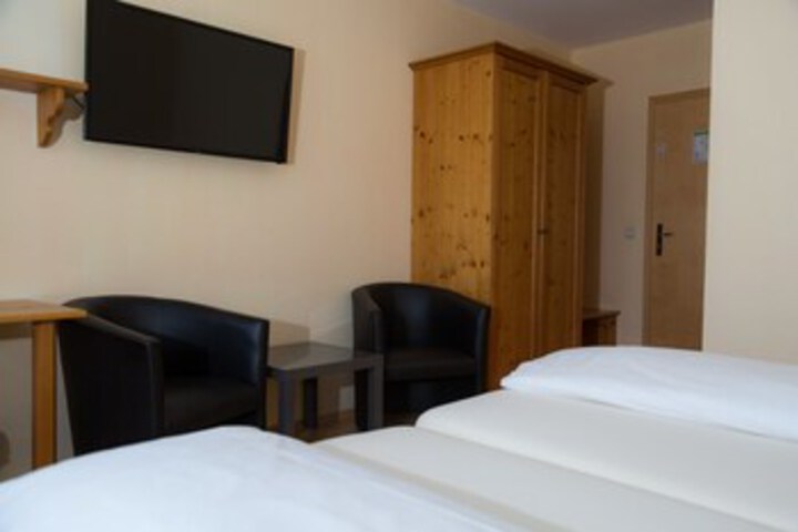 Room 33 of 40
