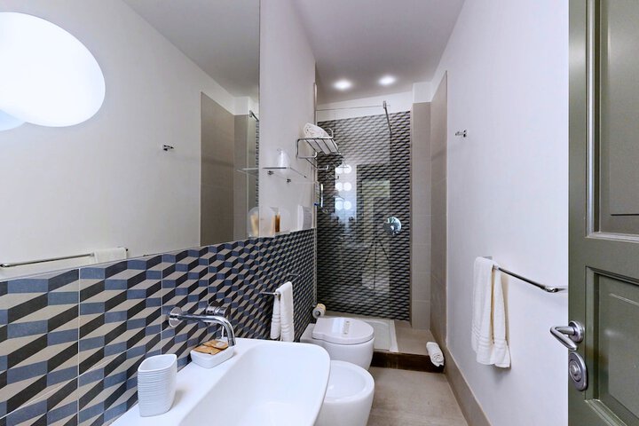 Room 153 of 210