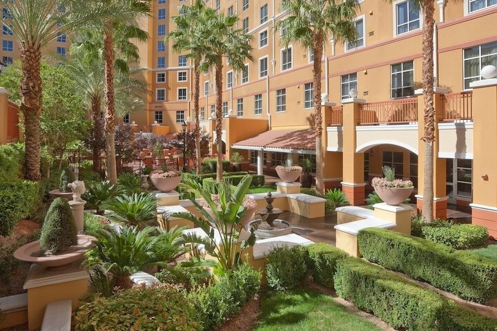 Hotel Exterior 5 of 32