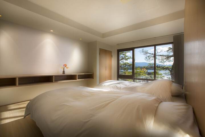 Room 8 of 74
