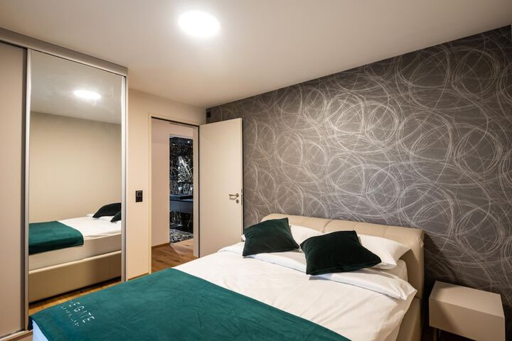 Room 14 of 32