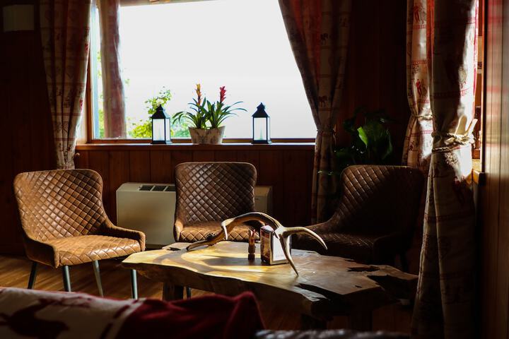 Lobby lounge