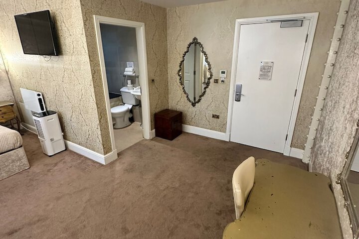 Room 53 of 171