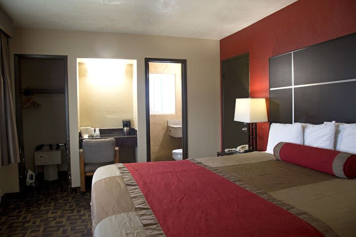 1 King Bed (12 of 18)