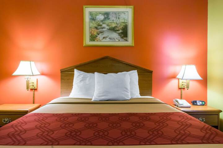1 Queen Bed Accessible (4 of 10)