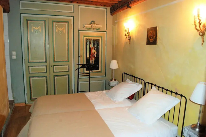Room 5 of 15
