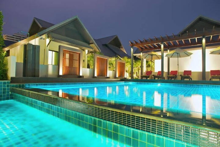 LONG BEACH LUXURY VILLAS
