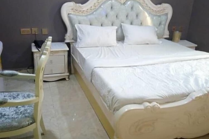 Room 17 of 28