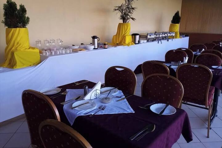 Dining 8 of 19
