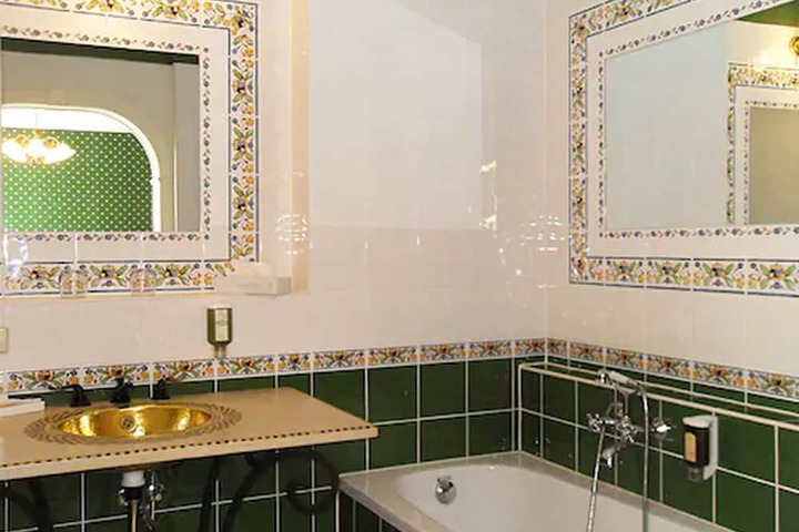 Deep soaking bathtub