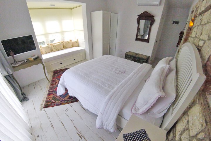 Room 5 of 77