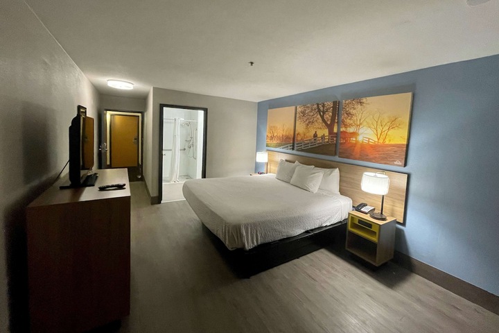 1 King Bed (11 of 11)