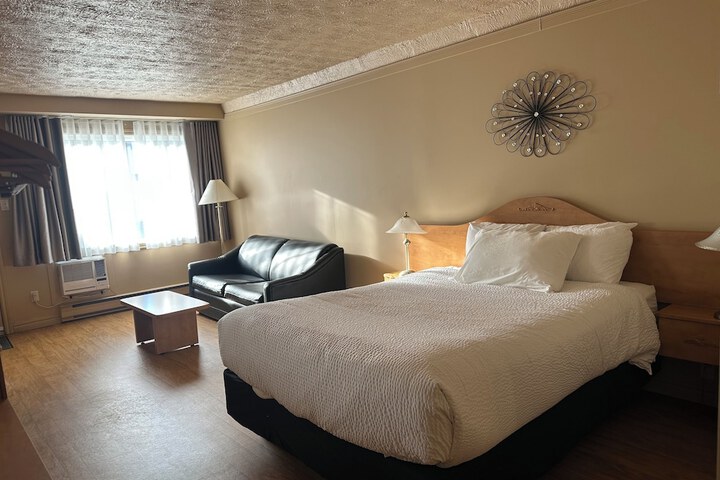 Queen Bed Accessible (2 of 13)