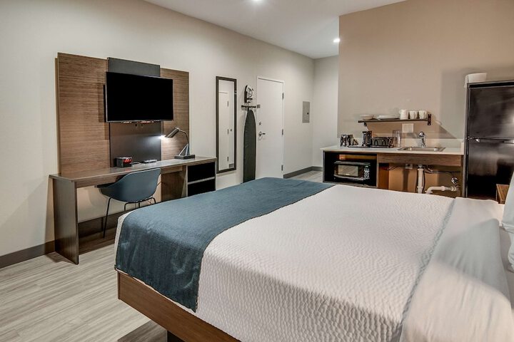 1 Queen Bed Kitchen (22 of 22)
