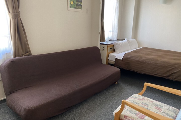 Room 8 of 99