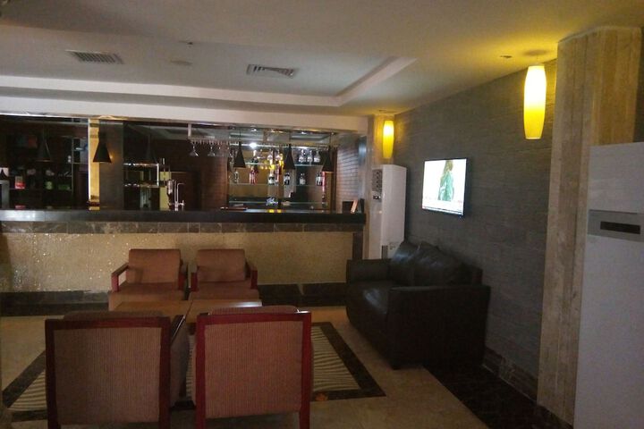 Lounge 36 of 39