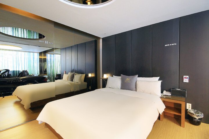 Room 17 of 47