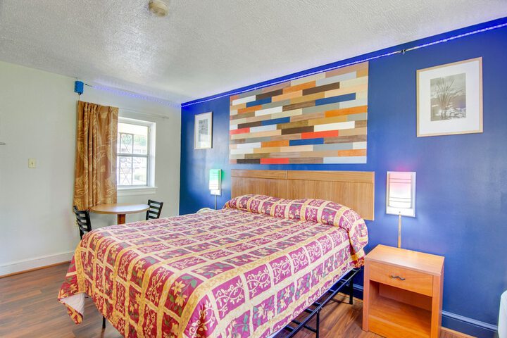 1 Queen Bed (3 of 10)
