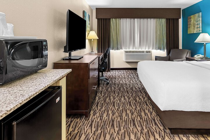 1 King Bed Flat Screen Television Chair with Ottoman Microwave and Refrigerator WiFi I (11 of 23)
