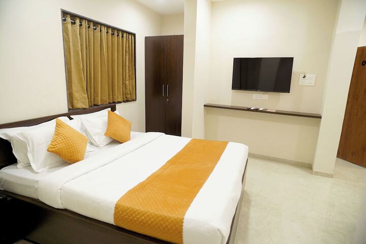 Room 8 of 32