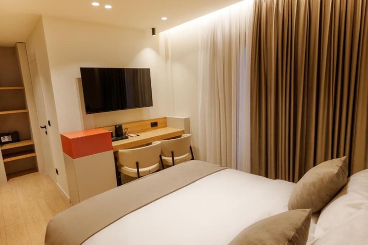 Room 3 of 73