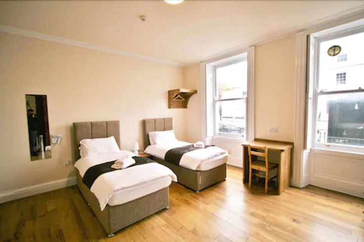 Room 6 of 17