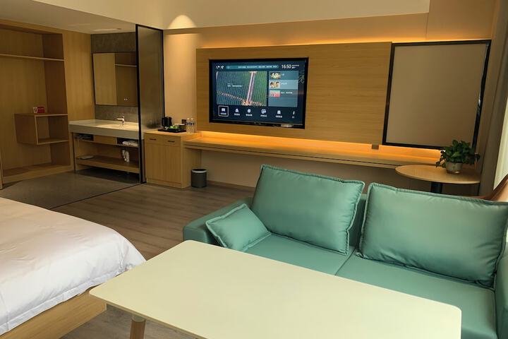 Room 8 of 18