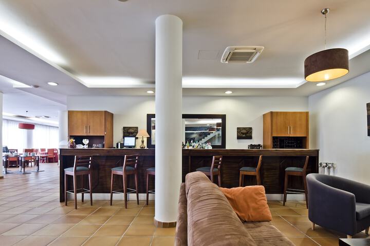 Lounge 83 of 102