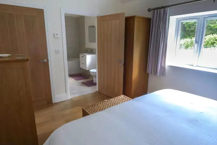 Room 6 of 11