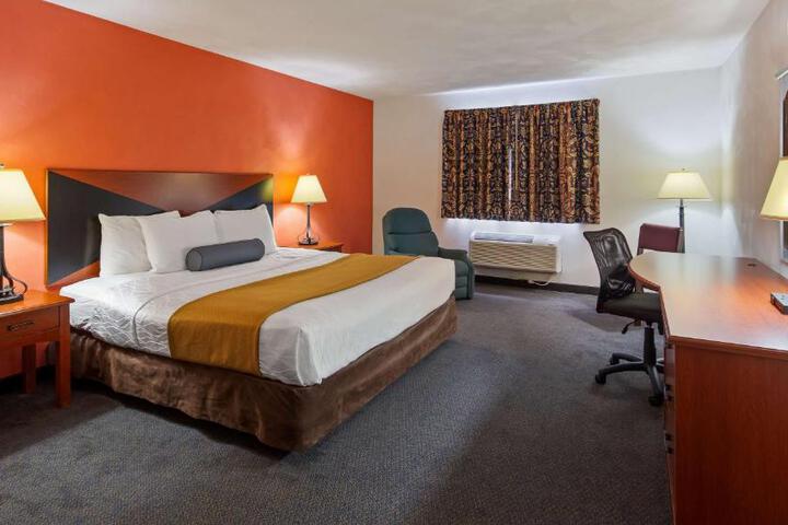 2 Double Beds Flat Screen Television Microwave and Refrigerator Desk WiFi Hairdryer Co (5 of 6)