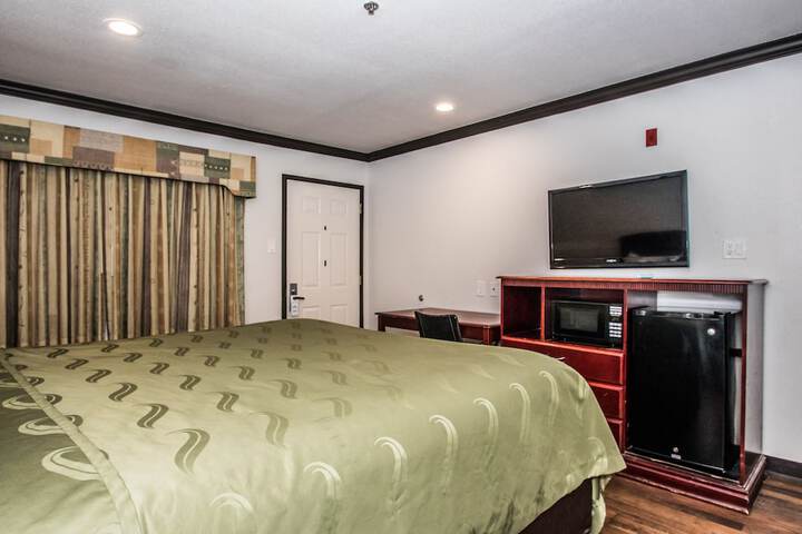 1 King Bed (4 of 8)