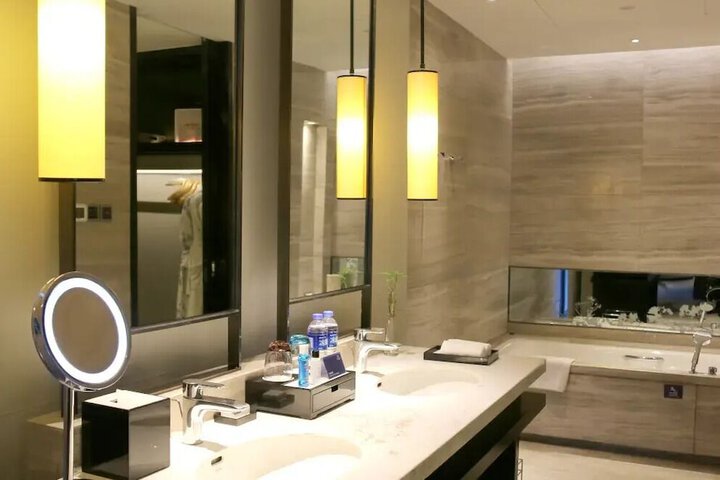 Room 16 of 38