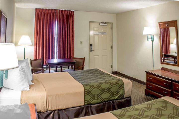2 Queen Beds (2 of 4)