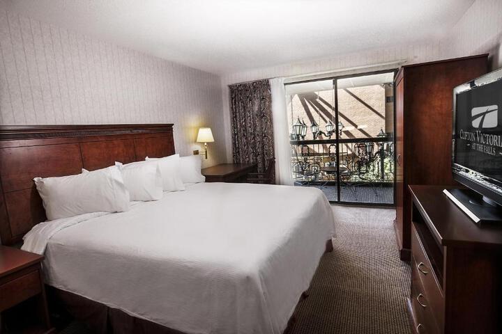 2 Queen Beds (2 of 13)