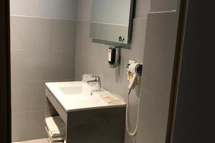 Room 9 of 29