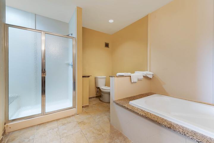 Deep soaking bathtub