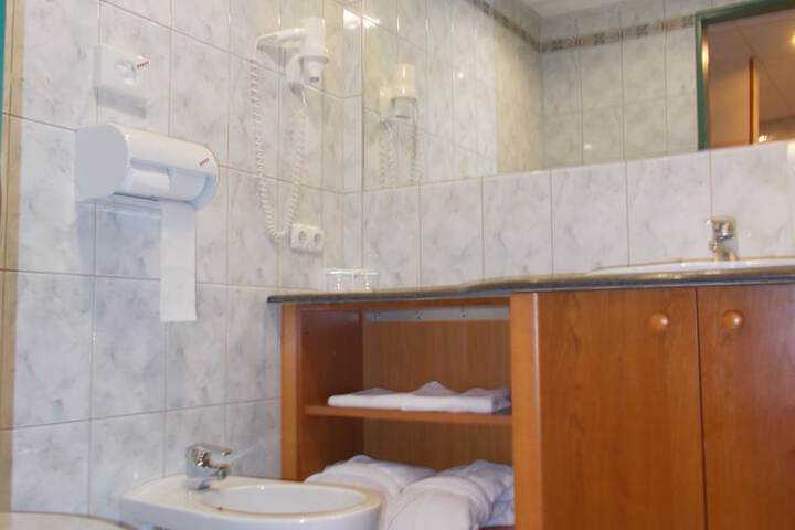 Room 25 of 77