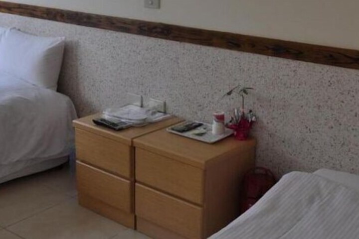 Room 8 of 19