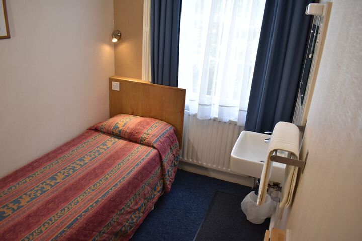 Room 9 of 40